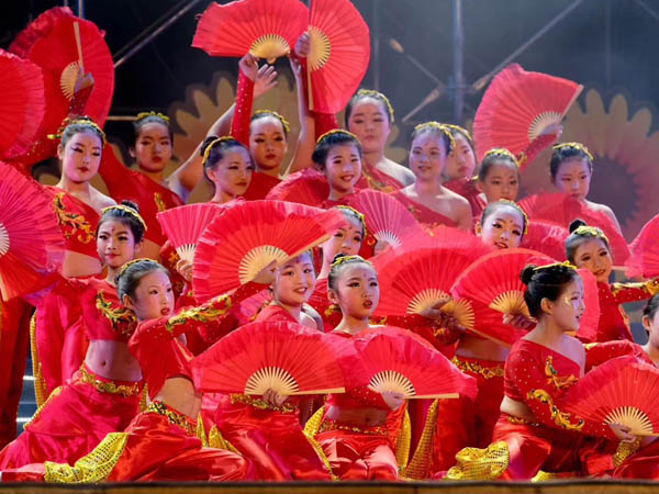 “向陽(yáng)花開(kāi)”文藝匯演舞臺(tái)雷亞架租賃案例